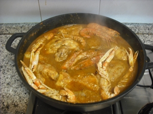 Pollastre_de_pagès_amb_escamarlans_i_gambes..JPG
