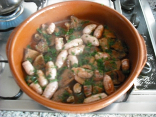 Rovellons_i_pinatells_amb_salsitxa_i_botifarra..JPG