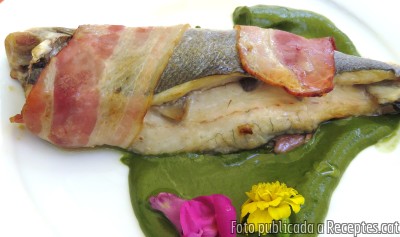 Recepta de cuina de Llobarro farcit de bolets encintat amb cansalada viada i crema d’espinacs