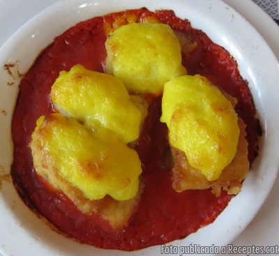 Recepta de cuina de Bacallà a la muselina d'all gratinat sobre llit de salsa de tomàquet