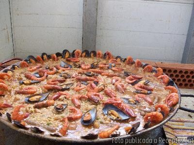 Arroz  a la cazuela con pescado y salchichas