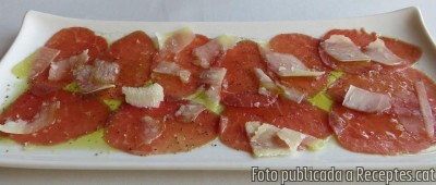 Recepta de cuina de Carpaccio de poltre del Ripollès amb  romaní i flocs de formatge
