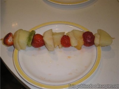 Broquetes de fruita i xocolata