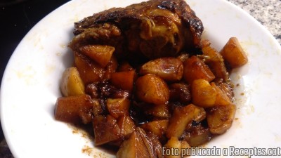Recepta de cuina de Conill caramel·litzat amb fruits secs i patates