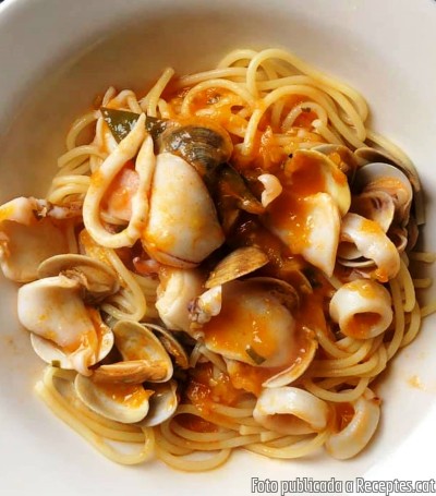 Recepta de cuina de Espaguetis amb calamar i rossellones