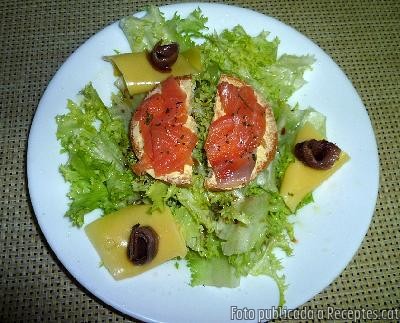 Amanida amb anxoves i salmó