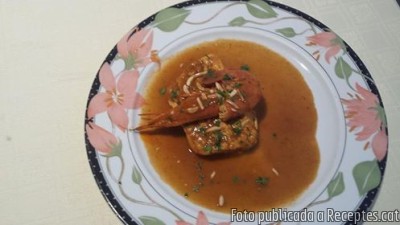 Pastís de peix de roca amb salsa de crancs i llagostí