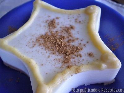 Recepta de cuina de Mousse de mató amb salsa de poma