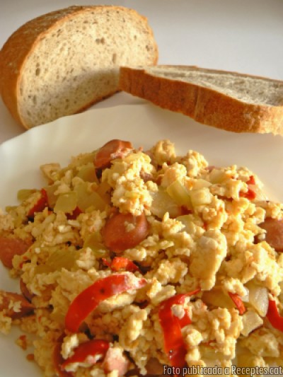 Huevos revueltos con pimientos y calabacin