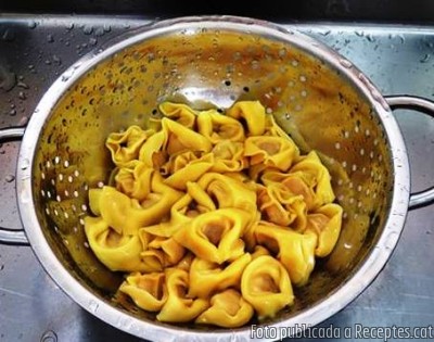 Recepta de cuina de Tortellini frescos de pernil curat amb salsa napolitana