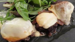 Recepta de cuina de Medallonets de cua de bou desossada amb patata trufada, codony i mozzarella fumada