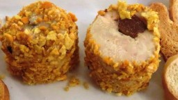 Recepta de cuina de Foie micuit d’ànec casolà farcit de codony i arrebossat amb gra de blat de moro molt picat