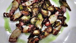 Recepta de cuina de Calamars "a la bruta" amb carxofes