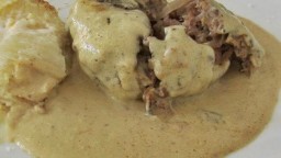Recepta de cuina de Hamburguesa casolana de vedella amb ceba confitada i salsa de foie