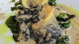 Recepta de cuina de Farcellets de llobarro amb salsa de trompetes de la mort i xips d'espinacs
