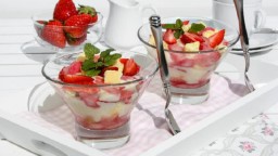 Recepta de cuina de Crema de vainilla amb maduixes i ruibarbre