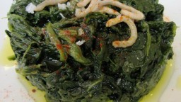 Recepta de cuina de Espinacs al vapor amb oli de gules i allets