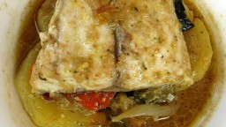 Recepta de cuina de Corball de roca al forn amb llit de patates, ceba i tomàquet