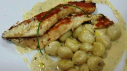 Recepta de cuina de Filets de llobarro a la planxa amb gnoquis amb maionesa d'estragó