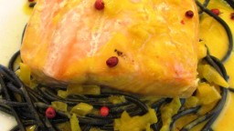 Recepta de cuina de Salmó al forn amb salsa de vermut blanc, safrà i espaguetis negres