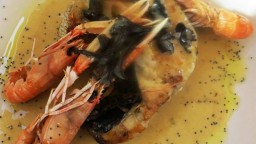 Recepta de cuina de Llom de lluç amb trompetes de la mort i escamarlans amb salsa al cava