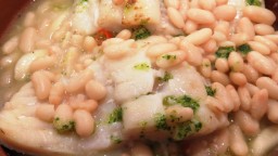 Recepta de cuina de Bacallà amb mongetes seques amb emulsió d’all i julivert