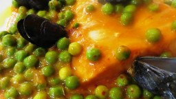 Recepta de cuina de Mero al forn amb pèsols i salsa de gambes