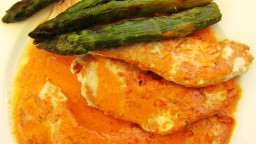 Recepta de cuina de Filets de gall dindi amb crema de piquillos i espàrrecs bladers