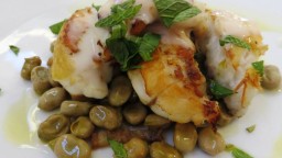 Recepta de cuina de Escalopins de rap a la planxa amb favetes saltejades i panxeta amb salsa de cava