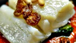 Recepta de cuina de Bacallà confitat amb espinacs i salsa de tomàquet