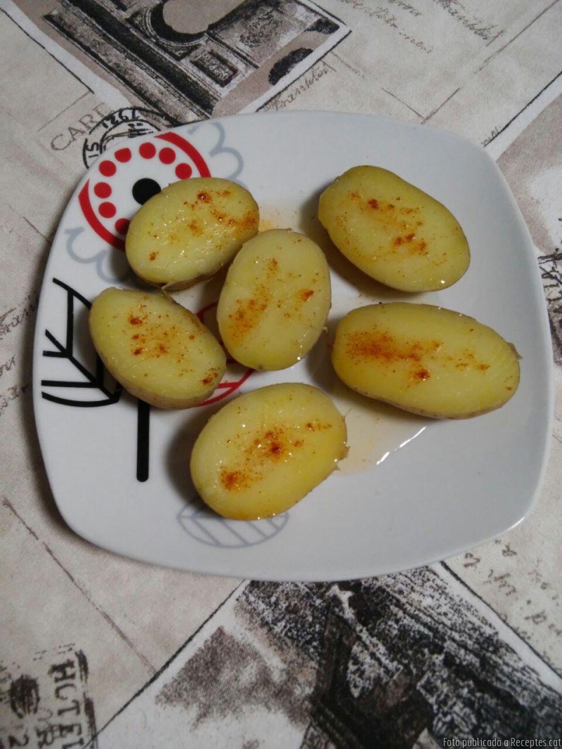 Patates bullides amb pebre vermell i oli d'oliva