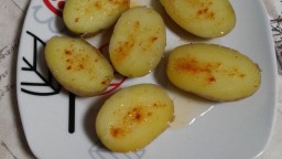 Recepta de cuina de Patates bullides amb pebre vermell i oli d'oliva