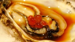 Recepta de cuina de Ostres amb salsa Ponzu i ous de salmó