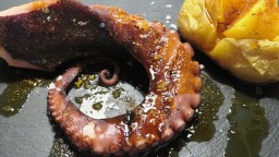 Recepta de cuina de Tentacle de pop a la planxa amb patata bullida a l’oli picant