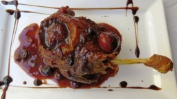 Recepta de cuina de Cuixa de confit d’ànec amb coulis de fruits vermells i vi de Porto