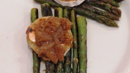 Recepta de cuina de Espàrrecs naturals verds a la planxa amb rulo de formatge de cabra amb ceba confitada