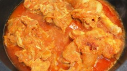 Recepta de cuina de Peus de porc estofats amb escamarlans i pesols extrafins