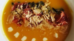 Recepta de cuina de Crema de carbassa amb trompetes de la mort, foie i pernil de gla