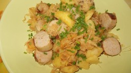 Recepta de cuina de Patates amb botifarra crua i xucrut