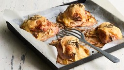 Recepta de cuina de Botifarra crua amb patates i pomes