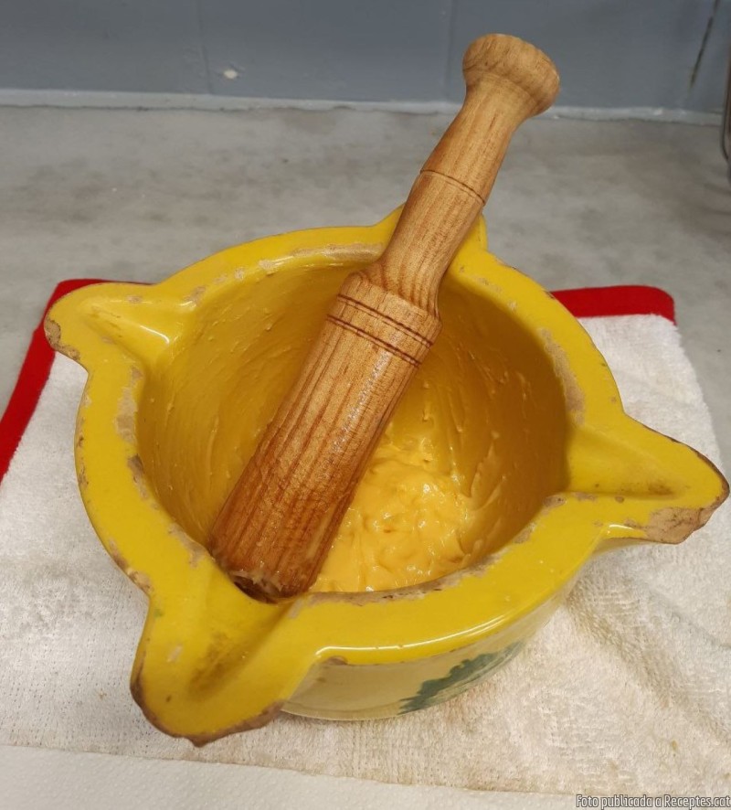 Allioli casolà fet amb morter