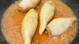 Recepta de cuina de Peus de porc guisats amb calamars farcits