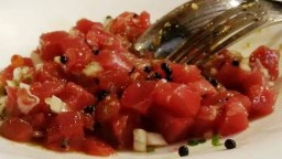 Recepta de cuina de Tàrtar de tonyina marinat amb gingebre, ceba i soja
