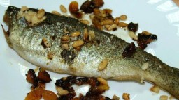 Recepta de cuina de Truita de riu farcida de pernil ibèric amb panses i pinyons