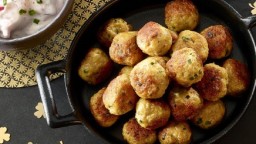 Recepta de cuina de Mandonguilles de pollastre amb salsa de ceba i iogurt