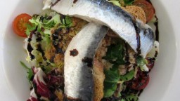 Recepta de cuina de Amanida de tomàquet, sardines marinades i tonyina amb vinagreta de mostassa