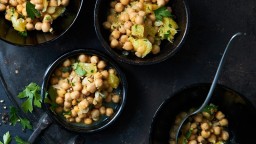 Recepta de cuina de Cigrons amb amanida de taronja