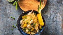 Recepta de cuina de Amanida de fideus de vidre amb rap i pinya