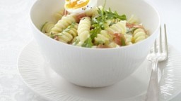 Recepta de cuina de Fusilli amb salsa de crema i pernil iberic