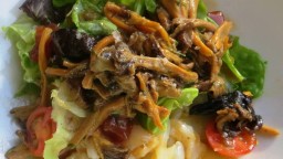 Recepta de cuina de Amanida tèbia de bacallà esqueixat, codony, camagrocs i vinagreta de fruit secs